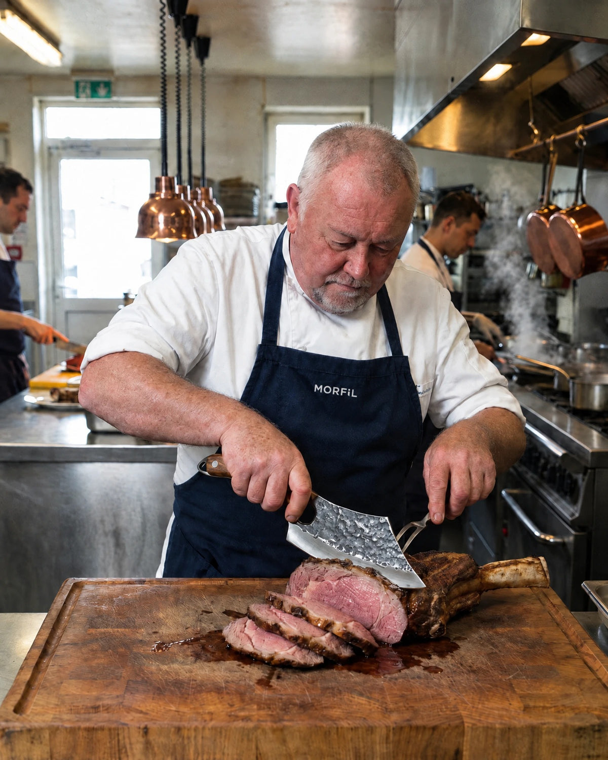 Patrick M., chef fondateur de Morfil, tranche une côte de bœuf avec Braise en cuisine