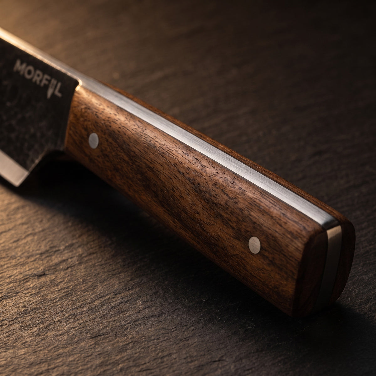 Manche en noyer du couteau Braise, deux rivets et soie pleine apparente