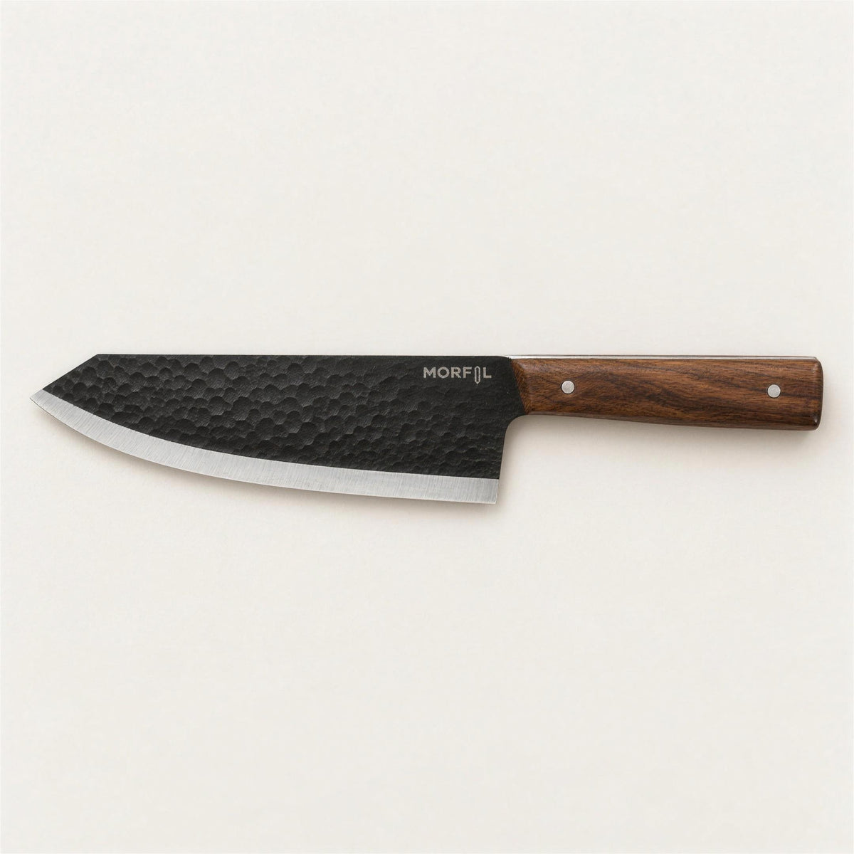 Couteau chef-couperet Braise de Morfil vu de dessus sur fond clair, lame martelée noire et manche en noyer