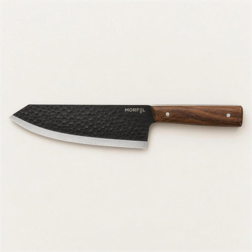 Couteau chef-couperet Braise de Morfil vu de dessus sur fond clair, lame martelée noire et manche en noyer