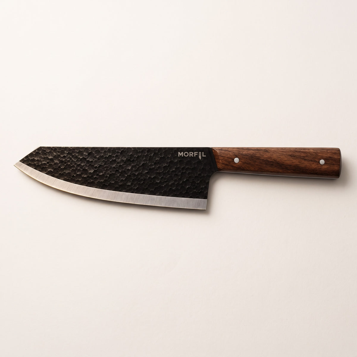 Couteau Braise de profil sur fond clair : lame martelée noire à pointe coupée, logo Morfil, manche en noyer à deux rivets