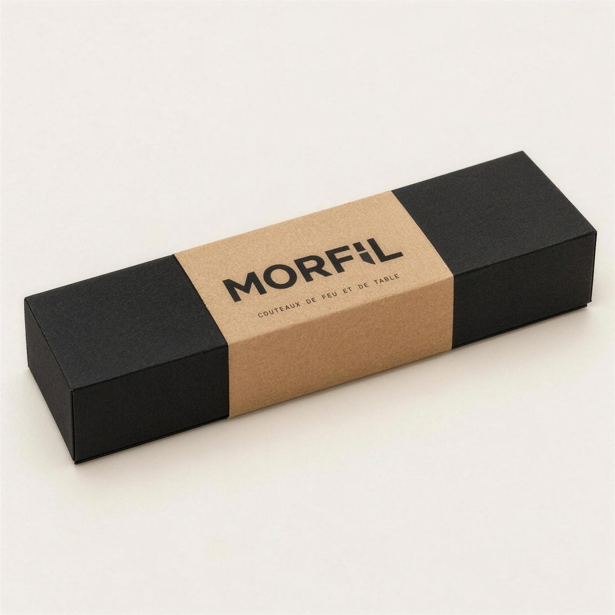 Coffret Braise fermé : boîte noire mate glissée dans un fourreau en papier kraft avec le logo Morfil