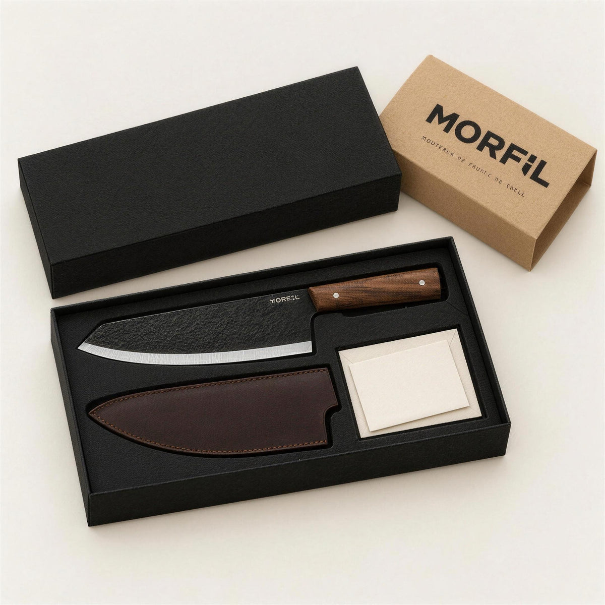 Coffret Braise ouvert : couteau Braise, étui en cuir brun foncé et carte vierge