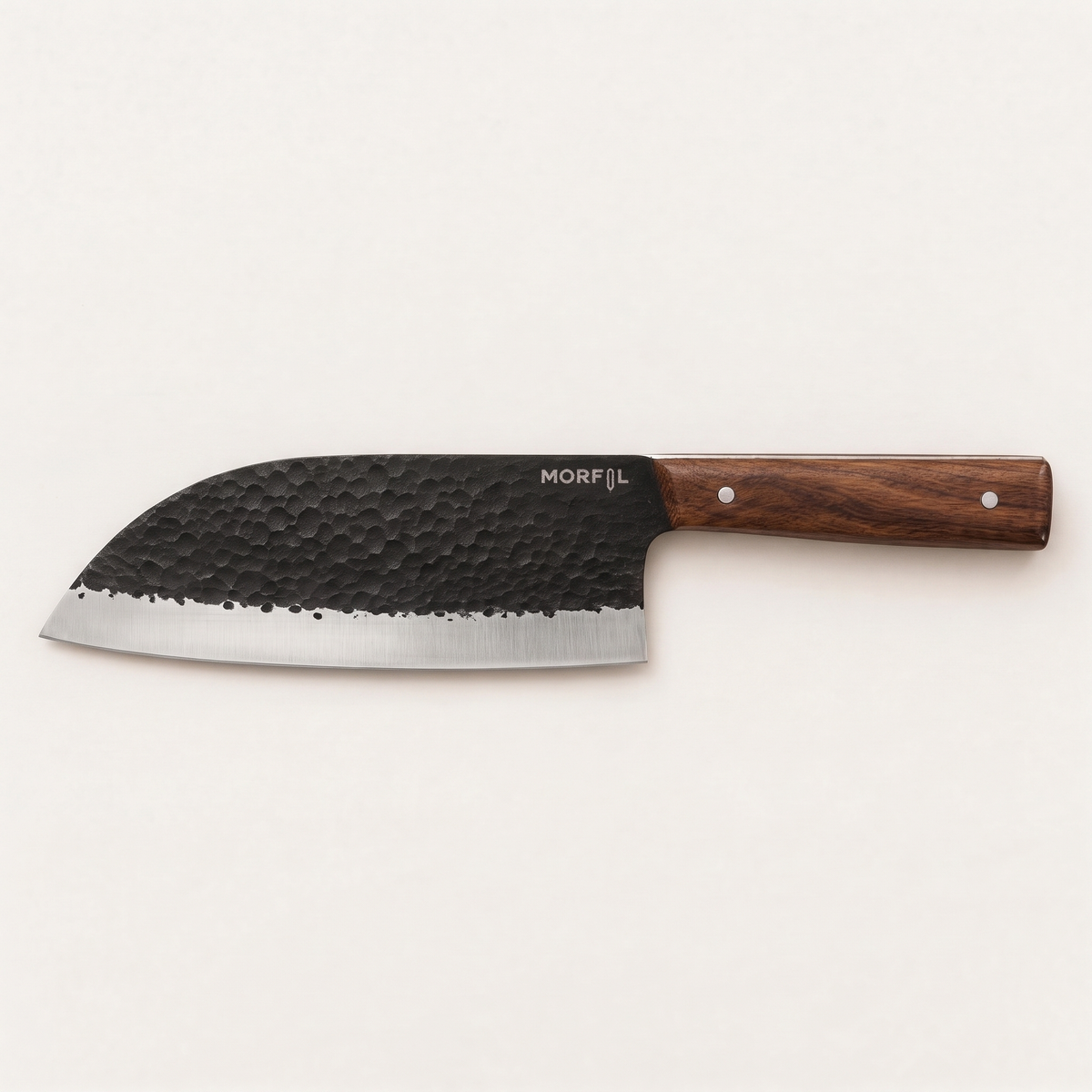 Couteau serbe Fournaise de Morfil vu de dessus sur fond clair : lame haute aux flancs martelés noirs, biseau satiné et manche en noyer