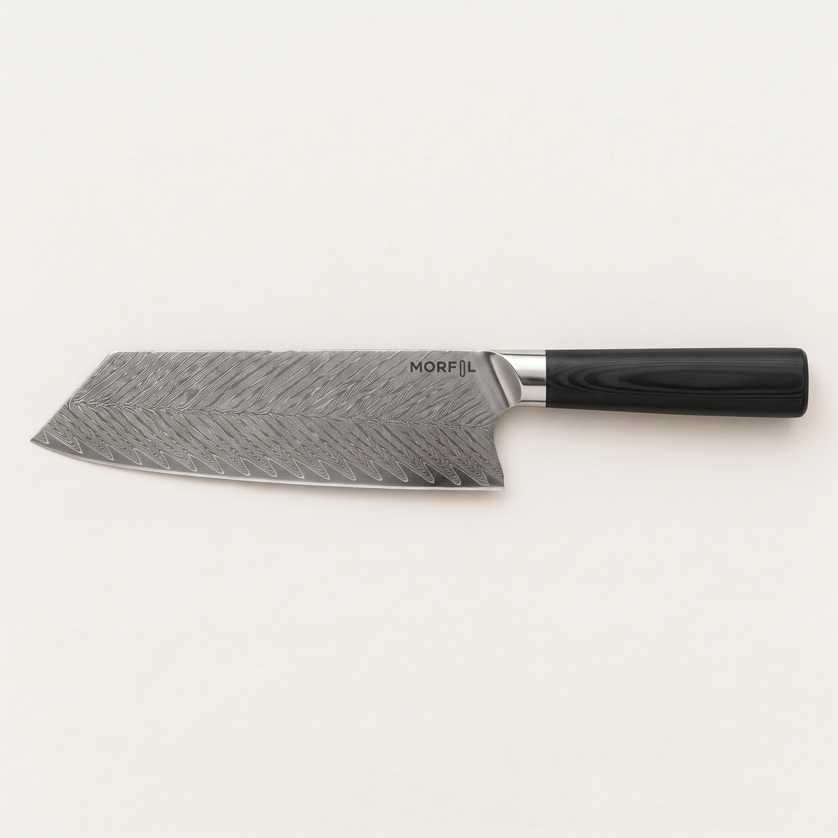 Couperet Fumée de Morfil vu de dessus sur fond clair : lame à pointe en biais au motif ondulé en chevrons, mitre inox et manche noir