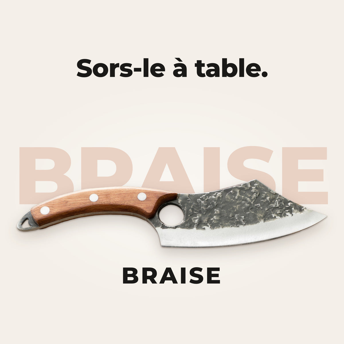 Couteau Braise posé devant son nom en grandes lettres, avec la phrase « Sors-le à table. »