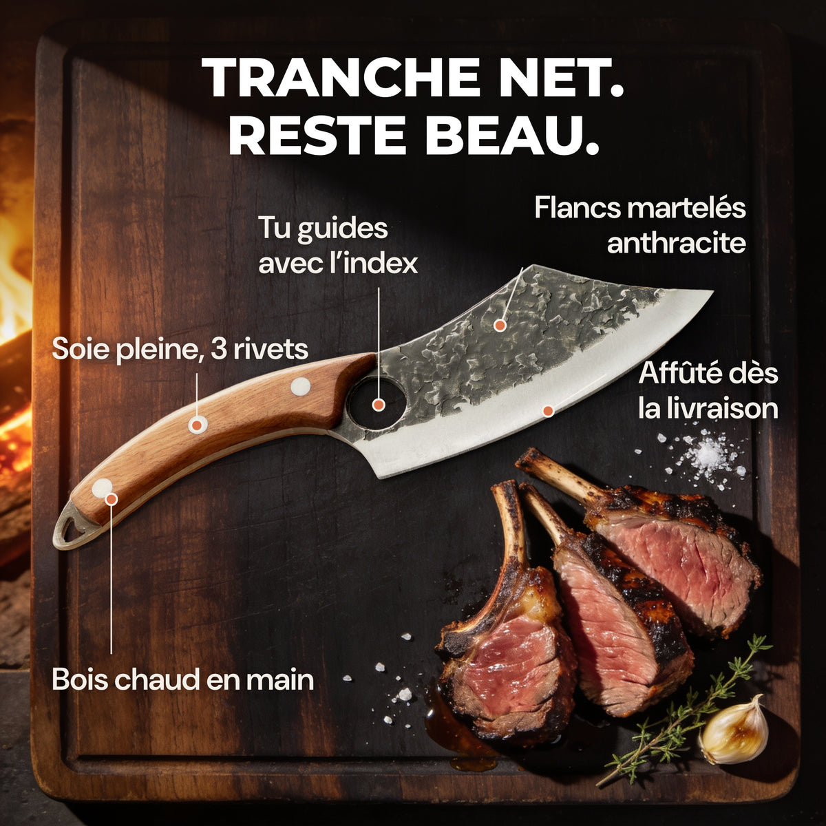 Braise sur une planche sombre près du feu, à côté de tranches de viande rosées, avec ses atouts : flancs martelés, trou pour l’index, 3 rivets, manche en bois, affûté dès la livraison.