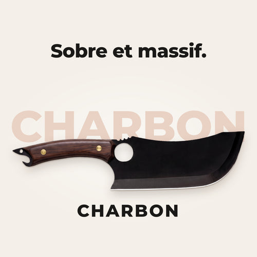 Couteau Charbon posé devant son nom en grandes lettres, avec la phrase « Sobre et massif. »