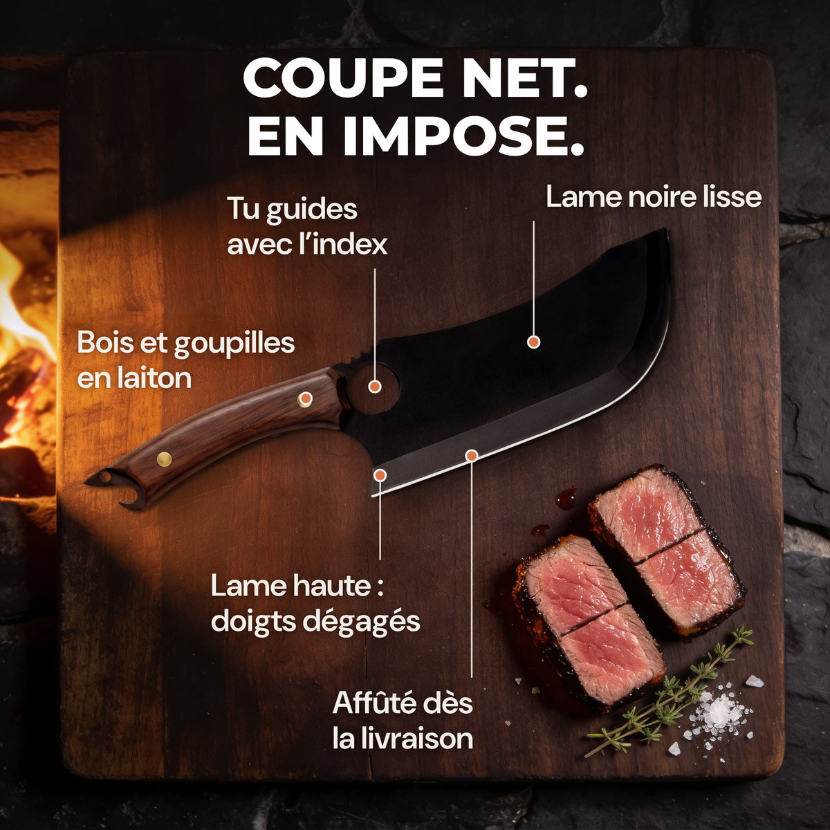 Charbon sur une planche sombre près du feu, à côté de deux portions épaisses de côte de bœuf rosées, avec ses atouts : lame noire lisse, trou pour l’index, bois et goupilles en laiton, lame haute, affûté dès la livraison.