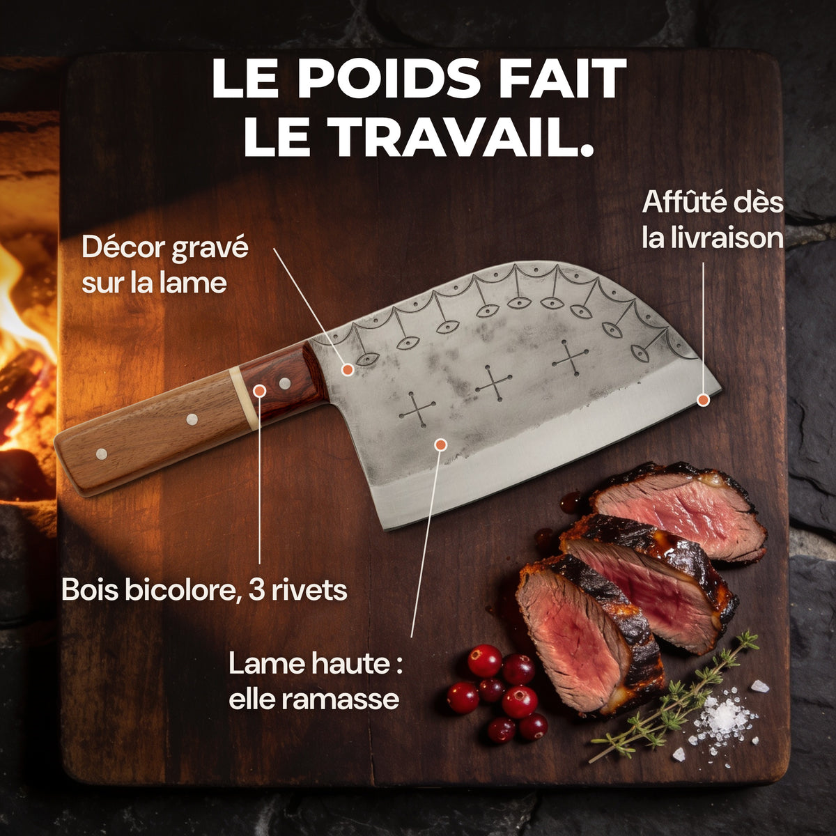 Couteau Fournaise sur une planche en bois sombre près du feu, à côté de tranches de cuissot de chevreuil rosées, avec les légendes de ses qualités.