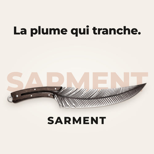 Couteau Sarment posé devant son nom écrit en grand, avec la phrase « La plume qui tranche ».
