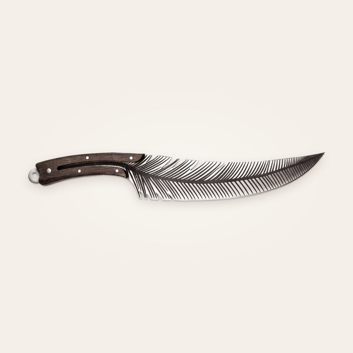 Couteau Sarment seul sur fond beige : lame rainurée en forme de plume, manche en bois ajouré à goupilles.
