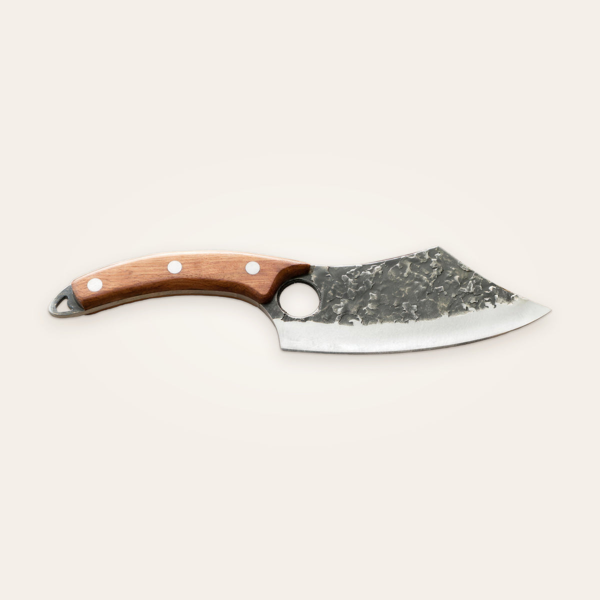 Couteau Braise seul sur fond beige : lame martelée anthracite, biseau clair, trou pour l’index, manche en palissandre à trois rivets.