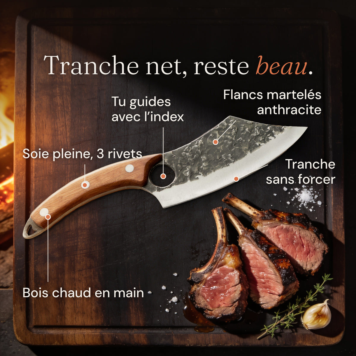 Braise sur une planche sombre près du feu, à côté d’un carré d’agneau tranché, avec ses atouts : flancs martelés anthracite, trou pour guider avec l’index, soie pleine et trois rivets, bois chaud en main, tranche sans forcer.