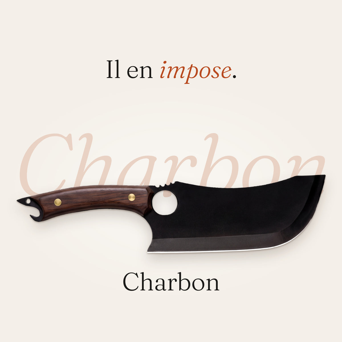 Couteau Charbon posé devant son nom écrit en grand, avec la phrase « Il en impose ».