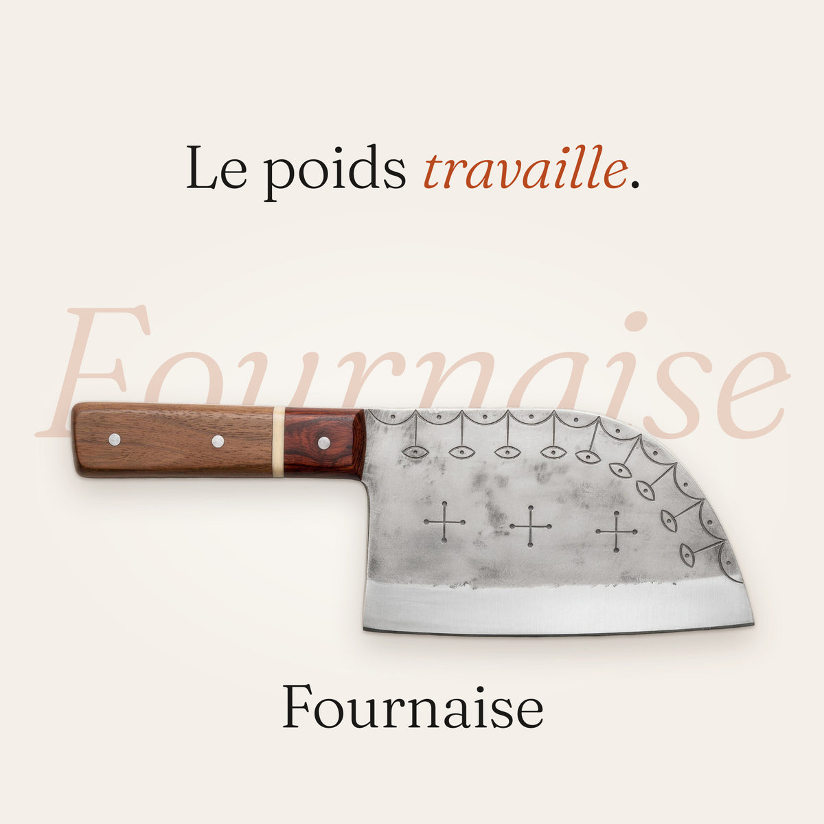 Couteau Fournaise posé devant son nom écrit en grand, avec la phrase « Le poids travaille ».