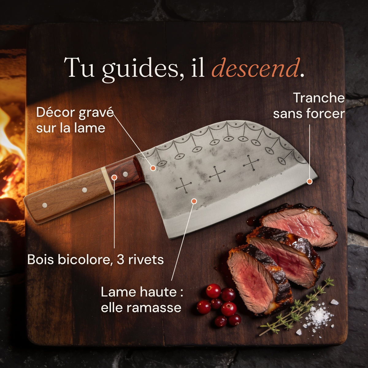 Fournaise sur une planche sombre près du feu, à côté de tranches de cuissot de chevreuil rosées, avec ses atouts : décor gravé sur la lame, bois bicolore et trois rivets, lame haute qui ramasse, tranche sans forcer.