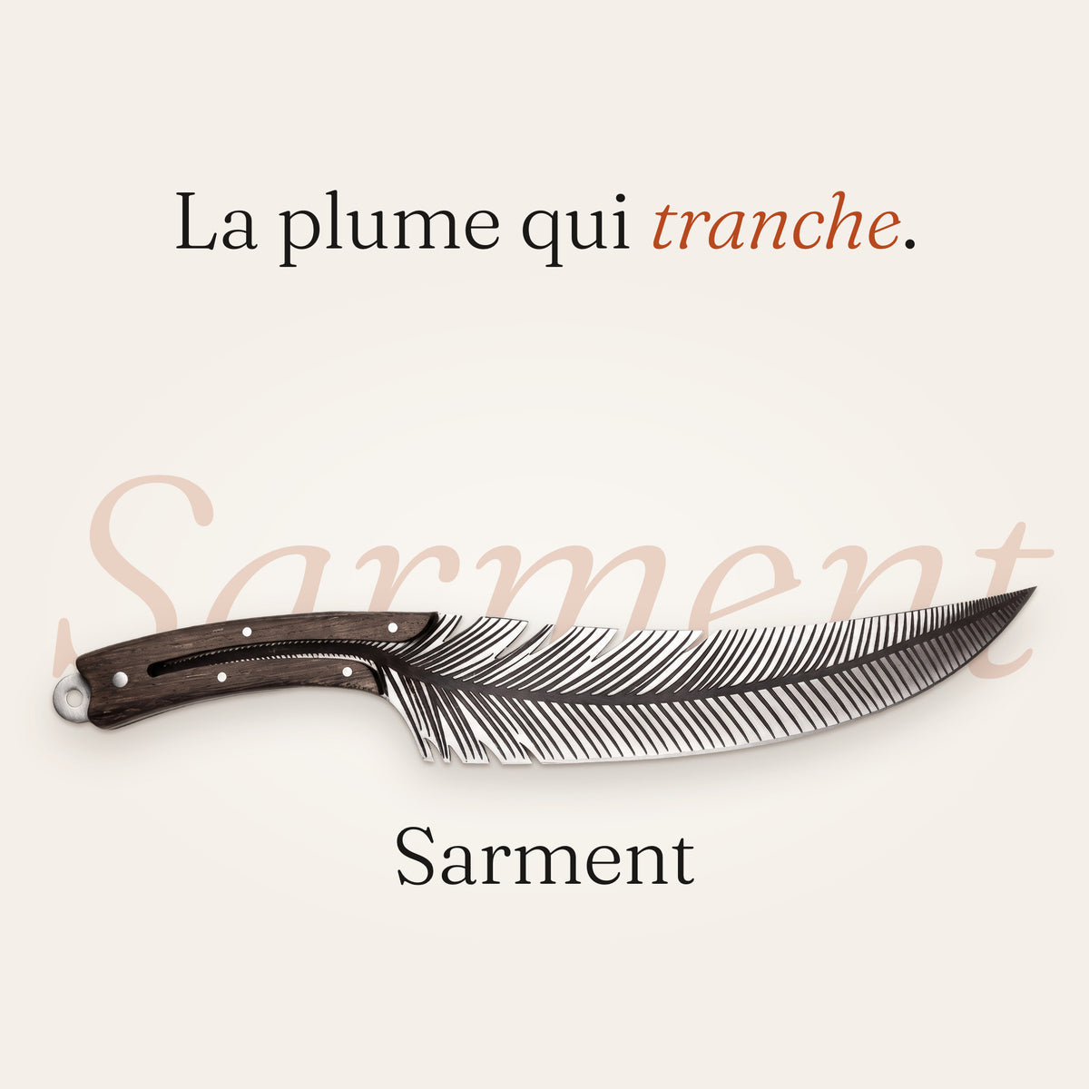 Couteau Sarment posé devant son nom écrit en grand, avec la phrase « La plume qui tranche ».