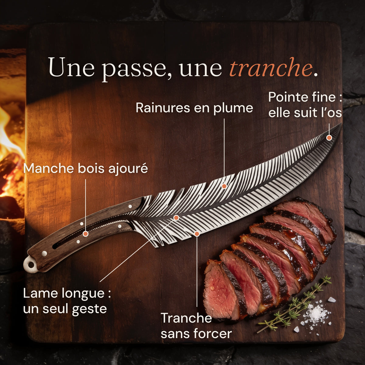 Sarment sur une planche sombre près du feu, à côté de tranches de rôti de bœuf rosées, avec ses atouts : pointe fine qui suit l’os, rainures en plume, manche ajouré, lame longue qui tranche d’un seul geste, sans forcer.