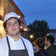 Portrait d’un jeune cuisinier en tablier devant un food truck