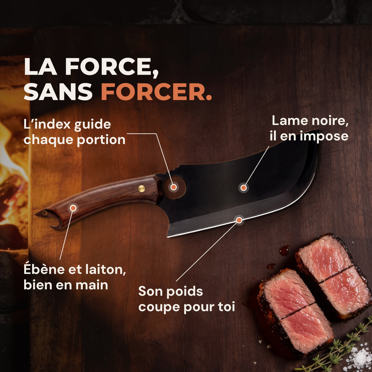 Charbon posé sur une planche sombre près du feu, à côté de portions épaisses de côte de bœuf
