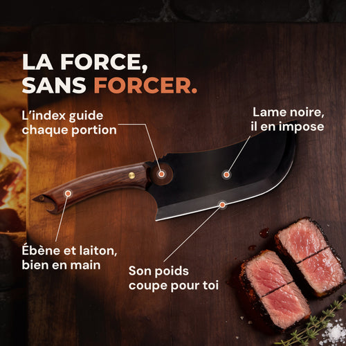 Charbon posé sur une planche sombre près du feu, à côté de portions épaisses de côte de bœuf