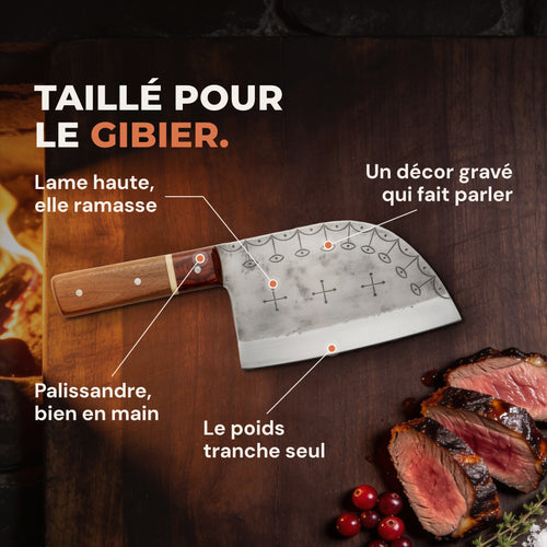 Fournaise posé sur une planche sombre près du feu, à côté de tranches de gibier rosées