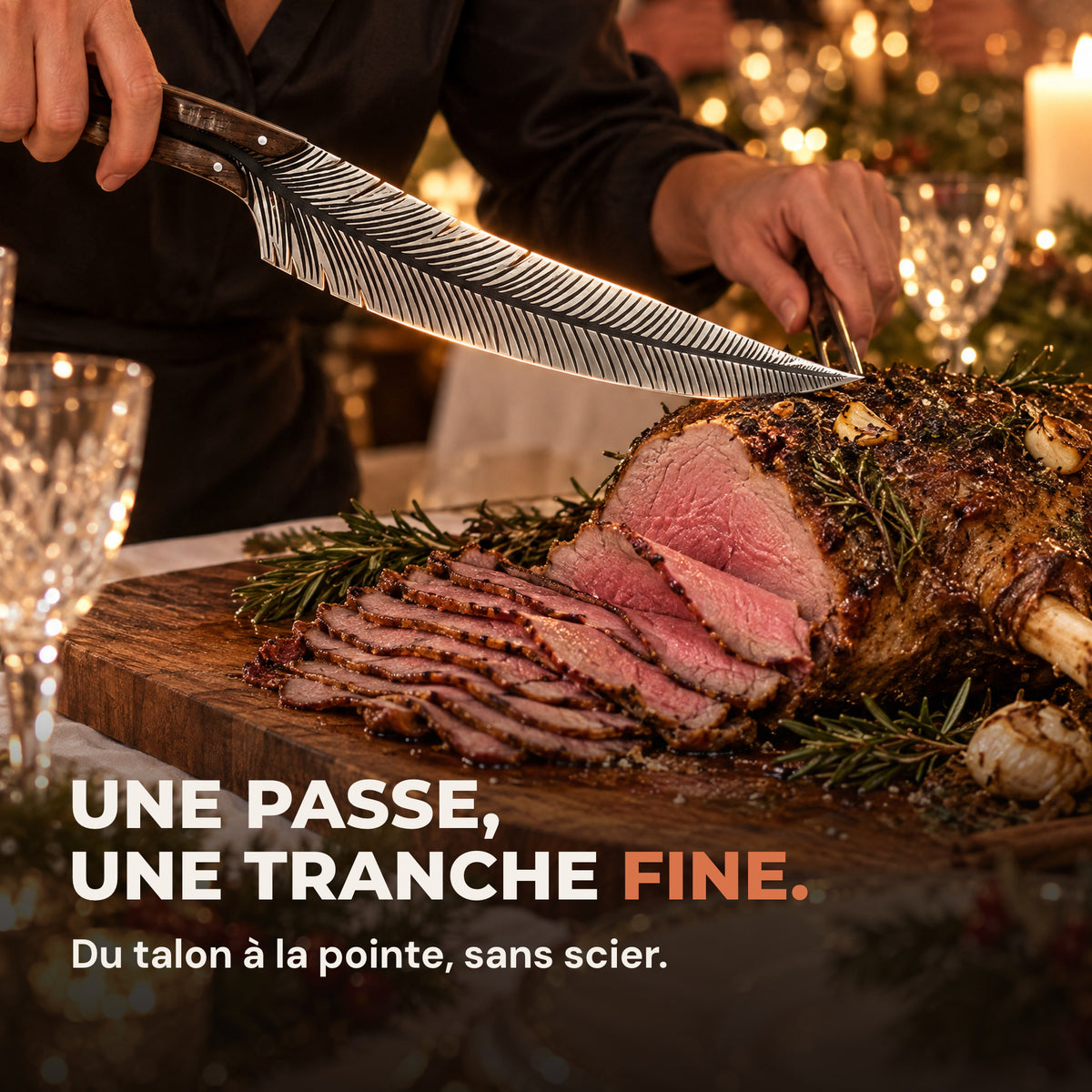 Une main tranche un gigot rôti avec Sarment, des tranches fines couchées sur la planche