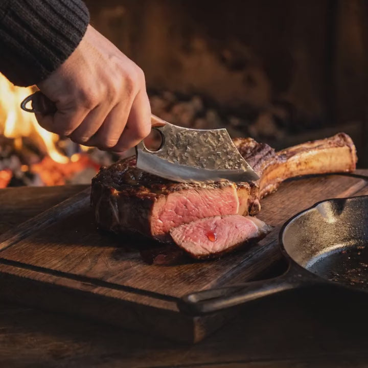 Vidéo muette : Braise tranche une côte de bœuf en un seul geste. Un geste, une tranche nette, le jus reste dedans