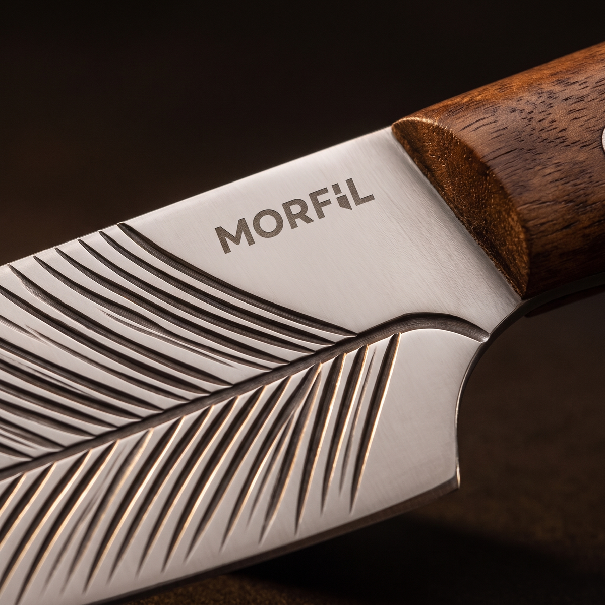 Gros plan sur le motif rainuré en plume de la lame de Sarment et le logo Morfil gravé