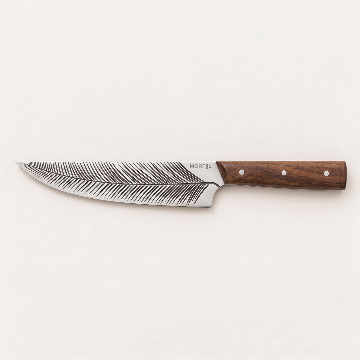 Couteau à trancher Sarment de Morfil vu de dessus sur fond clair : longue lame à motif rainuré en plume et manche en noyer